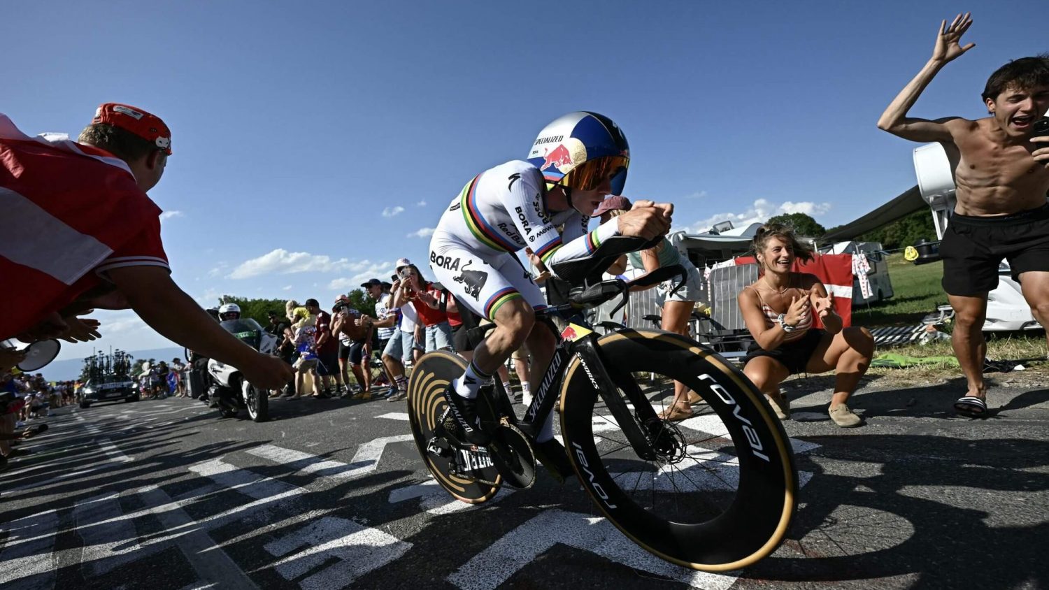 Red Bull’s time trial dominance splits in two: Evenepoel’s second successive stage win, Lipowitz sidelined by crash