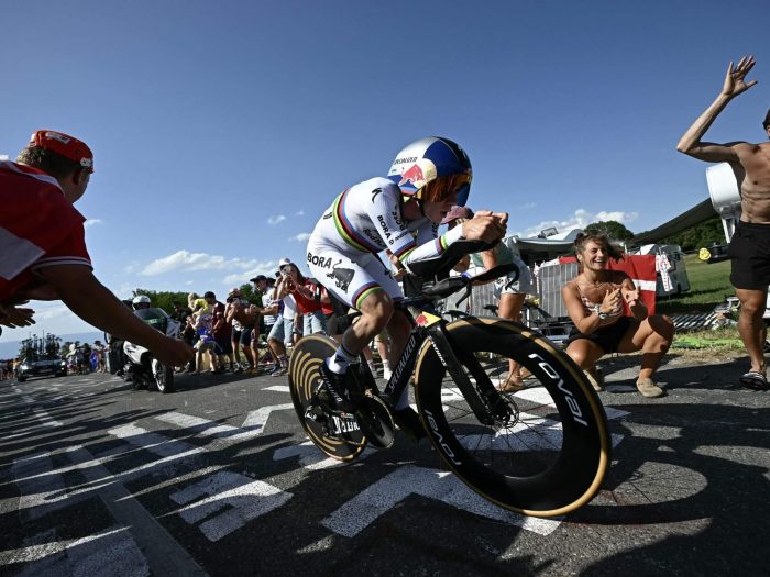 Red Bull’s time trial dominance splits in two: Evenepoel’s second successive stage win, Lipowitz sidelined by crash
