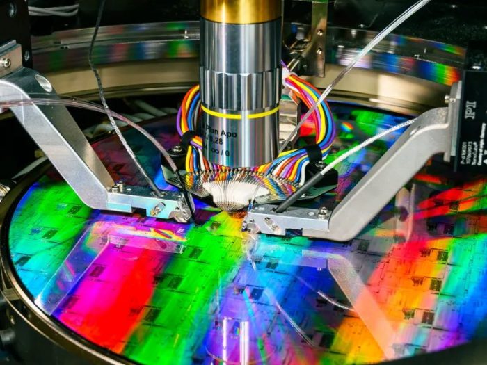 PsiQuantum Bets on Light to Build the First Useful Quantum Computer