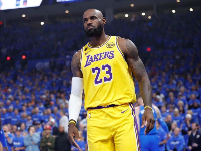 LeBron James Remains Unsigned as Five Teams Wait for Decision