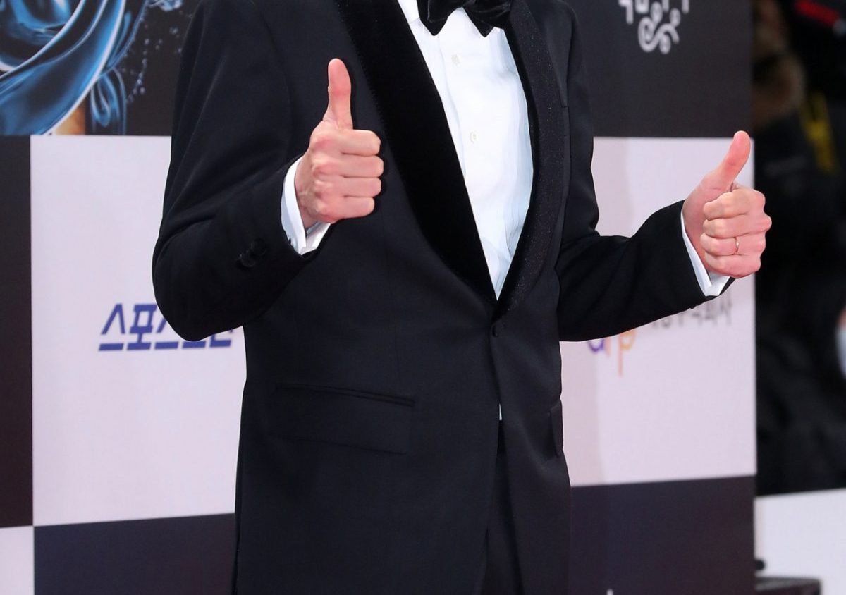 Actor Hwang Jung-min’s stalker faces 10 million won fine recommendation
