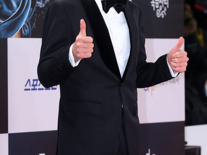 Actor Hwang Jung-min’s stalker faces 10 million won fine recommendation