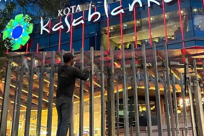 Jakarta governor, police urge calm after malls erect fences