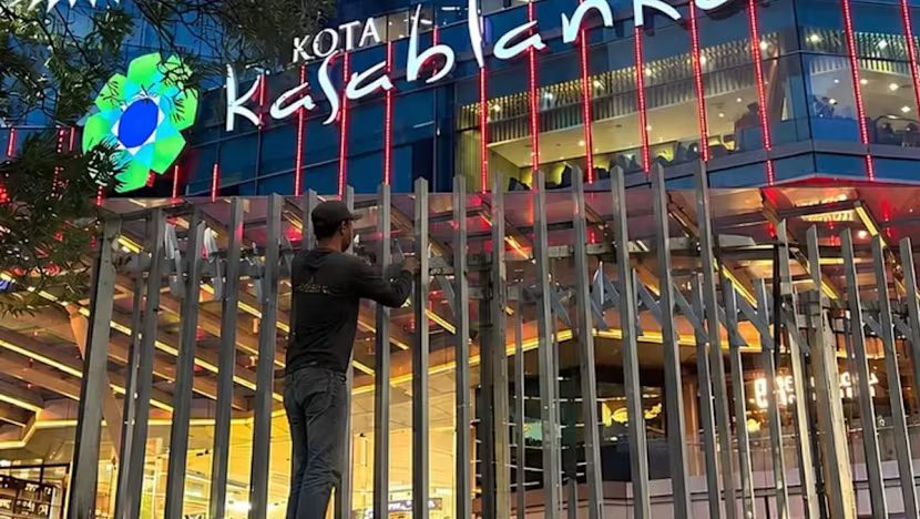 Jakarta governor, police urge calm after malls erect fences