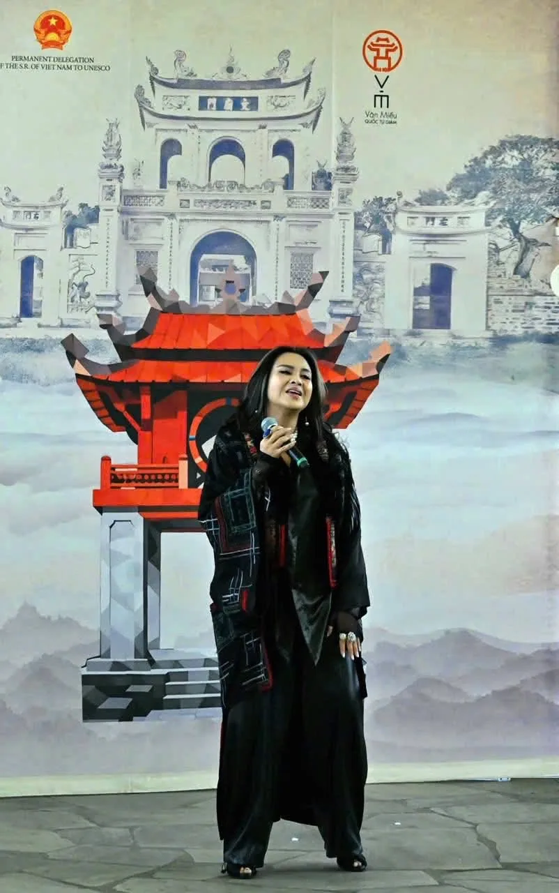 Thanh Lam performing at the UNESCO cultural programme Dao Hoc in Paris